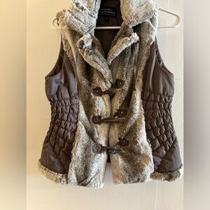 MontanaCo Faux Fur Vest Taupe  size small